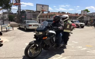 150 motosikletçiden bayramı evde geçiren çocuklara hediye

