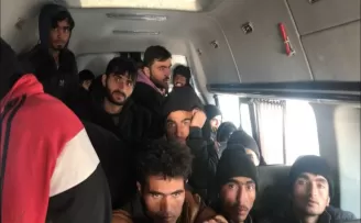 17 kişilik minibüste 38 düzensiz göçmenle balık istifi yolculuk
