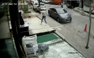 3’üncü kattan düşen kediyi havada yakaladı
