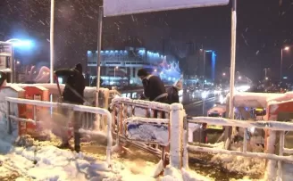 56 saatlik kısıtlama sonrası İstanbullular haftaya karla başladı

