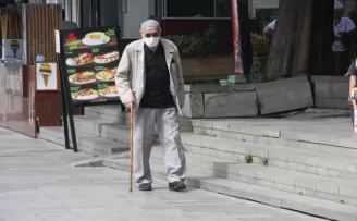 65 yaş üstü vatandaşlar sokağa çıktı