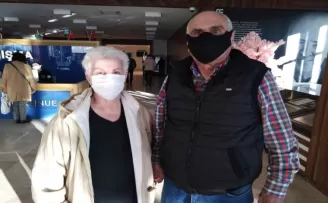 75’lik çift aşıya el ele geldi, gençlere seslendi: “Bir an evvel aşı olun”
