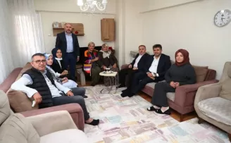 80 yaşında ilk doğum gününü kutladı

