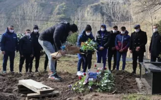 Abdullah Avcı ve futbolcular, Özkan Sümer’in mezarını ziyaret etti
