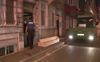 Abisini öldürüp arkadaşına haber verdi
