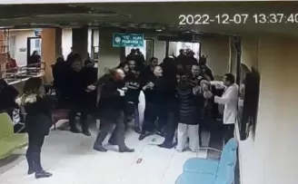 Acil serviste yaşanan arbede güvenlik kameralarına yansıdı
