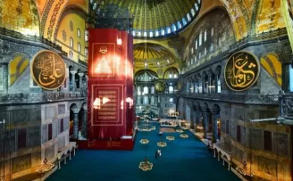 Açılışa saatler kala Ayasoyfa Camii içerisinden fotoğraf karesi
