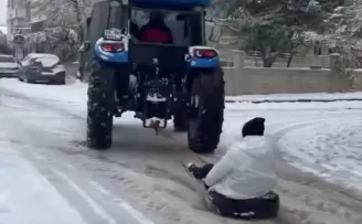 Adıyaman’da traktöre halat bağlayıp kaydılar!