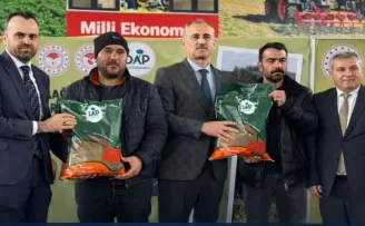 Ağrı’da 440 çiftçiye 44 ton yonca tohumu katkısı