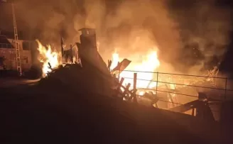 Ahşap köy evi yanarak kül oldu
