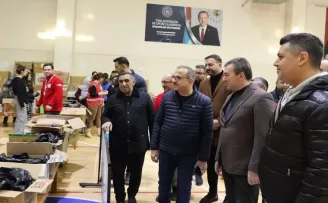 AK Parti İzmir İl Başkanı Sürekli: “147 tır bölgeye gönderildi”
