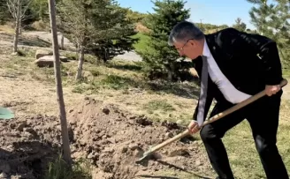 AK Partili Şaban Çopurluoğlu Kayseri Talas’ta fidan dikti