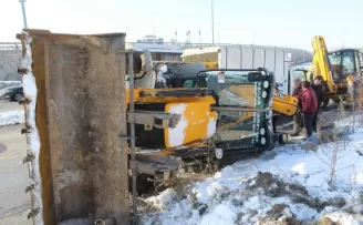 Akyurt’ta kontrolden çıkan kepçe devrildi
