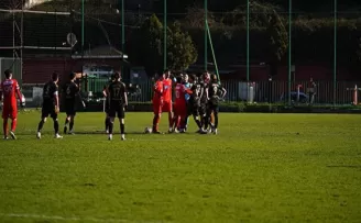 Albayrakspor - Ayazağaspor maçında olay: Bıçakla saldırıp tehdit ettiler
