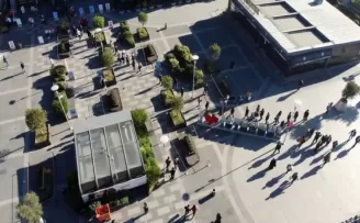 Alışveriş merkezi önünde yılbaşı kuyruğu havadan görüntülendi
