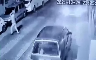 Alkol alıp ev arkadaşıyla kavga etti, sokaktaki araçların camını kırdı
