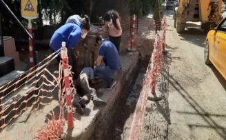 Alkollü olduğu iddia edilen kişi elektrik altyapısı için açılan kanala düştü
