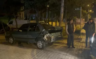 Alkollü sürücü park halindeki araca çarptı, kaçarken yakalandı
