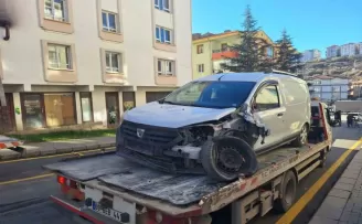 Ankara’da asfalt silindiri yokuşta kayarak 7 araca çarptı

