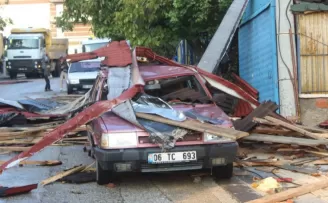 Ankara’da fırtınada 3 binanın çatısı uçtu
