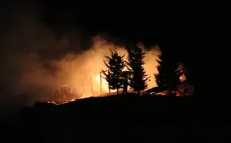 Ankara’da mesire alanındaki ahşap konak yanarak kül oldu
