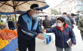 Ankara’da pazarcı esnafına maske dağıtımı
