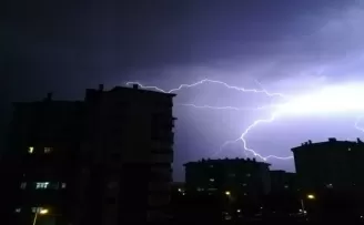 Ankara’da şimşekler geceyi aydınlattı
