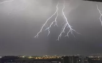 Ankara’da şimşekler geceyi aydınlattı
