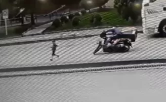 Ankara’da yola atlayan çocuğa çarpmamak için çabalayan kurye kaza yaptı
