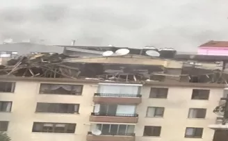 Ankara’daki fırtına çatıları uçurdu
