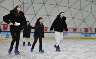 Ankara Keçiören’de sömestir eğlencesi gerçek buz pistinde