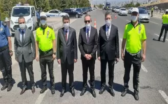 Ankara Valisi Şahin trafik denetiminde vatandaşlara maske verdi
