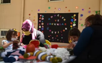 Anneler ve çocukları iş başında
