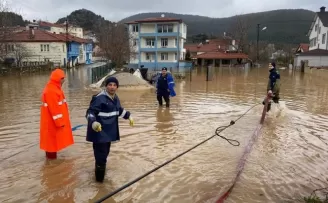 Antalya Büyükşehir Belediyesi ekipleri yağışın izlerini siliyor