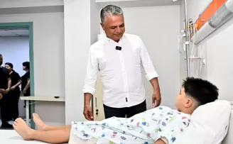 Antalya’da Başkan Uysal’dan sünnet olan çocuklara ziyaret