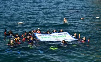 Antalya’da gönüllü dalgıçlardan Muratpaşa’da deniz dibi temizliği