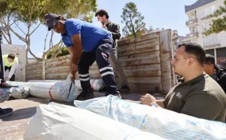 Antalya’da Kumlucalı çiftçilere hortum sonrası destek