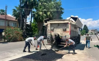 Antalya Finike’de yollar yenileniyor bordürler boyanıyor