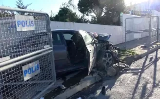 Araç sürücüsü önce  hafriyat kamyonuna sonra polis okulunun duvarına çarptı
