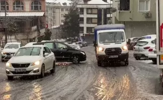 Araçlar karda kaydı, sürücüler yokuşlardan güçlükçe çıktı
