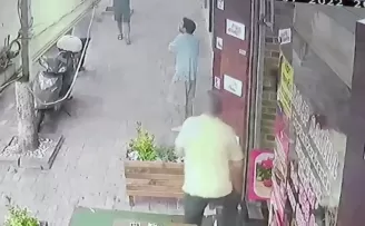 Arkadaşını boğazından bıçaklayıp, 4. kattan atladı
