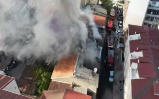 Arnavutköy’de 3 katlı binada yangın çıktı
