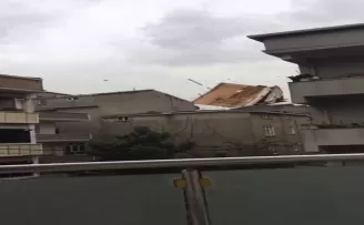 Arnavutköy’de çatıların uçma anı  kameraya yansıdı
