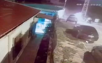 Arnavutköy’de lüks aracın kundaklanma anı kamerada
