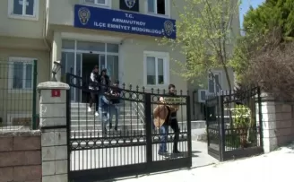 Arnavutköy’de pazarlara dadanan yankesici çetesi polis ekiplerince yakalandı
