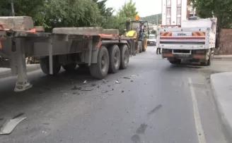 Arnavutköy’de tır ile kamyonet çarpıştı
