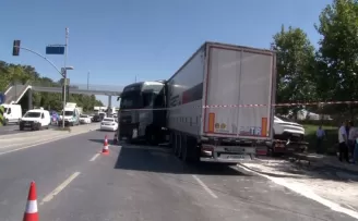 Arnavutköy’de tır, lüks araca çarptı
