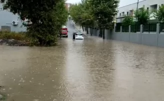 Arnavutköy’de yağış nedeniyle sokak göle döndü
