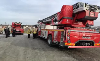 Arnavutköy’deki fabrikada çıkan yangında lüks araçlar küle döndü
