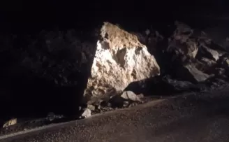 Artvin - Ardahan karayolundaki heyelan yolu ulaşıma kapattı
